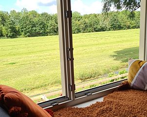 Gezellig zitgedeelte met uitzicht in Huisje in Oudesluis, vakantiehuis in Noord-Holland.