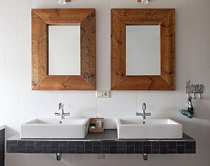 Stijlvolle badkamer met dubbele wastafel in Huisje in Oudesluis, vakantiehuis in Noord-Holland.