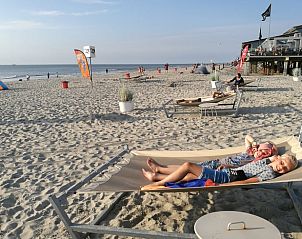 Zonnig strand in de omgeving van Huisje in Oudesluis, vakantiehuis in Noord-Holland.