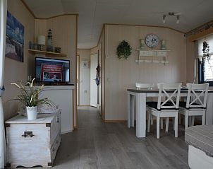 Gemtliches Wohnzimmer des CORIMAR Chalets in Ballum, Ameland mit Essecke.