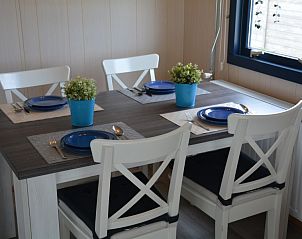 Esstisch im CORIMAR Chalet in Ballum, Ameland, ideal fr Familienessen.