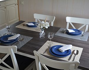 Stilvoll gedeckter Esstisch im Ferienhaus CORIMAR auf Ameland.