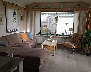 Gemtliche Sitzecke im CORIMAR-Chalet in Ballum, Ameland, mit Aussicht.