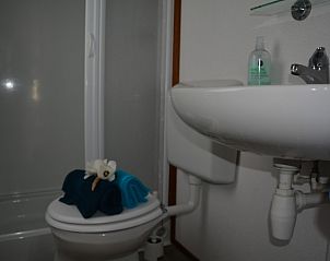 Modernes Badezimmer im CORIMAR Ferienhaus in Ballum, Ameland.