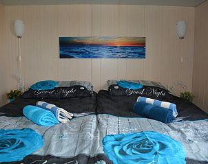 Schlafzimmer mit Doppelbett im CORIMAR-Chalet auf Ameland.
