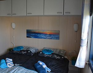 Gerumiges Schlafzimmer im CORIMAR-Ferienhaus in Ballum, Ameland mit Stauraum.