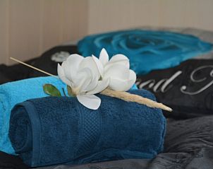 Gepflegte Handtcher und Blumen im CORIMAR-Ferienhaus auf Ameland.