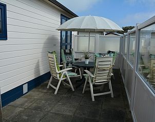Sonnenterrasse mit Sonnenschirm im Chalet CORIMAR in Ballum, Ameland.