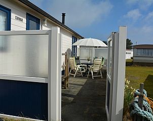 Eingang zum CORIMAR-Chalet in Ballum, Ameland, mit gemtlicher Terrasse.