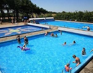 Schwimmbad in der Nhe von CORIMAR Chalet auf Ameland, ideal fr Sommertage.