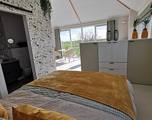 Slaapkamer met directe toegang tot de woonkamer in Vakantiehuisje in Schagen, Noord-Holland noord.