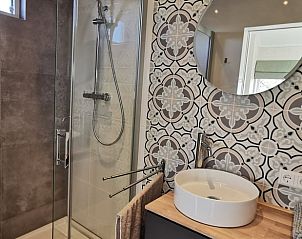 Stijlvolle badkamer in Vakantiehuisje in Schagen met moderne douche in Noord-Holland noord.