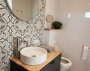 Badkamer in Vakantiehuisje in Schagen met unieke tegelpatronen in Noord-Holland noord.