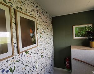 Bovenverdieping in Vakantiehuisje in Schagen met vogelkunst in Noord-Holland noord.