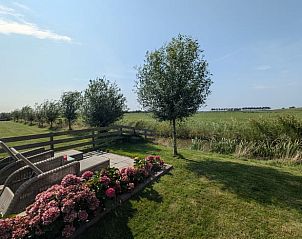 Veranda van Vakantiehuisje in Schagen met uitzicht op de natuur van Noord-Holland noord.