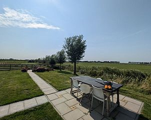 Terras met eettafel in Vakantiehuisje in Schagen, ideaal voor buitenmaaltijden in Noord-Holland noord.