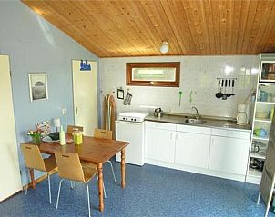 Kitchen and dining area in Chalet dirkshorn -park de horn, vacation home in Dirkshorn, North Holland north.