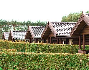 Rij vakantiehuisjes in Wognum omringd door groene heggen, Noord-Holland noord.