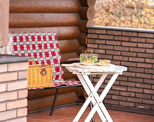 Gezellige veranda van Vakantiehuisje in Wognum met zitplek en picknickmand.