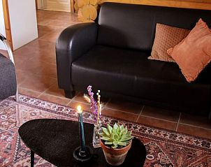 Knusse zitkamer in Vakantiehuisje in Wognum met comfortabele bank, Noord-Holland noord.