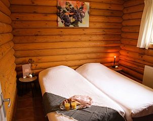 Sfeervolle slaapkamer in Vakantiehuisje in Wognum met tweepersoonsbed, Noord-Holland noord.