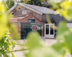 Buitenaanzicht van Vakantiehuisje in Wognum met zonnepanelen, Noord-Holland noord.