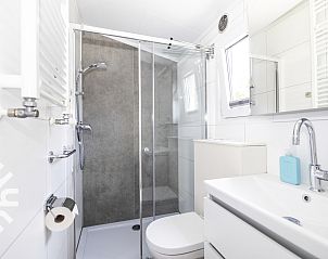 Terras van NH392 vakantiehuis in Schoorl, Noord-Holland met tuinmeubilair.