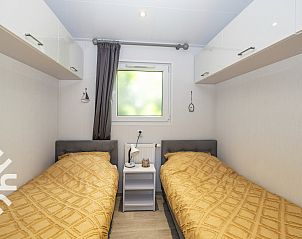 Woonkamer van NH392 vakantiehuis in Schoorl, Noord-Holland met comfortabele banken.