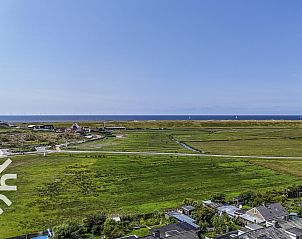 Open terras van NH392 vakantiehuis in Schoorl, Noord-Holland met zitplaatsen.