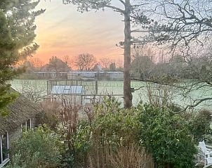 Adembenemend uitzicht op de zonsopgang vanuit Vakantiehuisje in Schoorl, Noord-Holland.