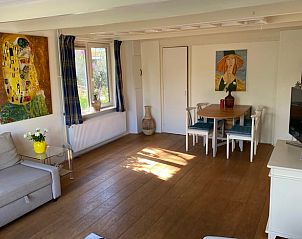 Stijlvolle binnenruimte van Vakantiehuisje in Schoorl, Noord-Holland met kunstwerken.