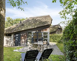 Detached house in Schoorl with thatched roof and sunny terrace, ideal vacation home in North Holland for relaxation in nature.