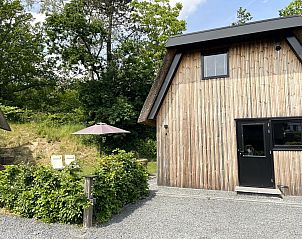 Achterzijde van de 6-persoons Duinlodge met Oplaadpunt in Schoorl, Noord-Holland. Vakantiehuis met modern design en natuur.