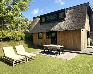 Buitenzijde van de 6-persoons Duinlodge met Oplaadpunt in Schoorl, Noord-Holland. Perfect vakantiehuis voor natuurliefhebbers.