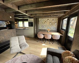 Gezellige binnenruimte van de 6-persoons Duinlodge met Oplaadpunt in Schoorl, Noord-Holland. Comfort en stijl in een vakantiehuis.