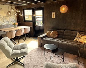 Eethoek in de 6-persoons Duinlodge met Oplaadpunt in Schoorl, Noord-Holland. Geniet van maaltijden in dit stijlvolle vakantiehuis.