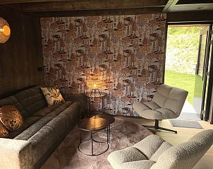 Sfeervolle woonkamer van de 6-persoons Duinlodge met Oplaadpunt in Schoorl, Noord-Holland. Ideaal voor ontspanning en gezelligheid.