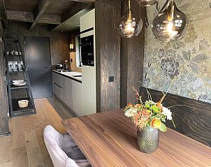 Moderne keuken van de 6-persoons Duinlodge met Oplaadpunt in Schoorl, Noord-Holland. Compleet uitgerust voor een comfortabel verblijf.