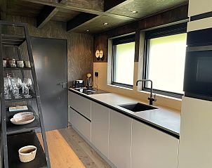 Details van de keuken in de 6-persoons Duinlodge met Oplaadpunt in Schoorl, Noord-Holland. Luxe en functionaliteit in n.