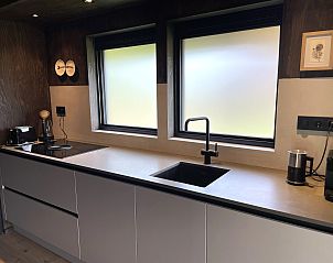 Slaapkamer in de 6-persoons Duinlodge met Oplaadpunt in Schoorl, Noord-Holland. Comfortabel en stijlvol vakantiehuis.