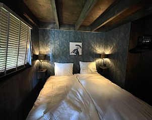 Gezellige slaapkamer in de 6-persoons Duinlodge met Oplaadpunt in Schoorl, Noord-Holland. Ontspanning en rust in de natuur.