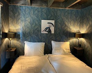 Tweede slaapkamer in de 6-persoons Duinlodge met Oplaadpunt in Schoorl, Noord-Holland. Comfortabel en stijlvol ingericht.