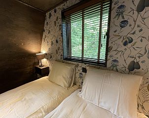 Douche in de badkamer van de 6-persoons Duinlodge met Oplaadpunt in Schoorl, Noord-Holland. Luxe en comfort in een vakantiehuis.