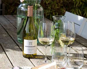 Moderne keuken en trap naar slaapkamer in Huisje in Schoorl, Noord-Holland noord.