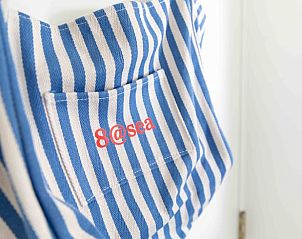 Gezellige eethoek met uitzicht op de natuur in Huisje in Schoorl, Noord-Holland noord.