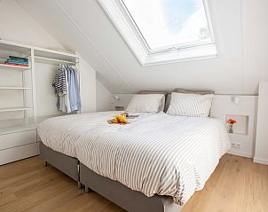 Modern ingerichte slaapkamer met ensuite badkamer in Huisje in Schoorl, Noord-Holland noord.