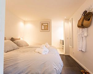 Terras met comfortabele zitplaatsen in de natuur bij Huisje in Schoorl, Noord-Holland noord.