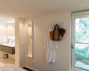 Buitendouche naast het vakantiehuis Huisje in Schoorl, Noord-Holland noord.