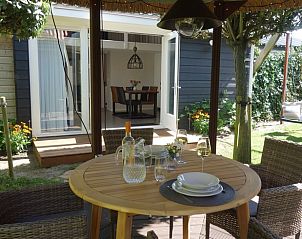 Geniet van de tuin en het terras bij Huisje in Schoorl, een gezellig vakantiehuis in het groene Schoorl, Noord-Holland.
