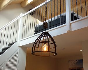 Gezellige binnenruimte in Huisje in Schoorl, Noord-Holland. Vakantiehuis met moderne inrichting en sfeervolle verlichting.